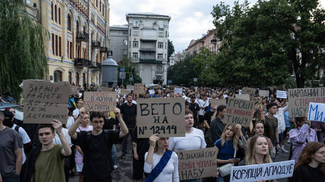‘Authoritarian’ Zelensky move sparks protests (VIDEOS)