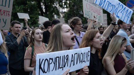 Protesters chant ‘Zelensky is the devil’ in Kiev (VIDEO)