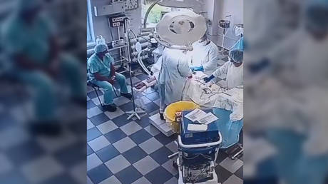 WATCH Russian surgeons carry on with operation during earthquake