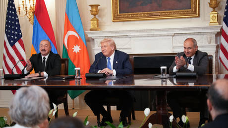 Azerbaijani President Ilham Aliyev (L), US President Donald Trump (C) and Armenian Prime Minister Nikol Pashinyan (R) on August 8, 2025 in Washington, DC.