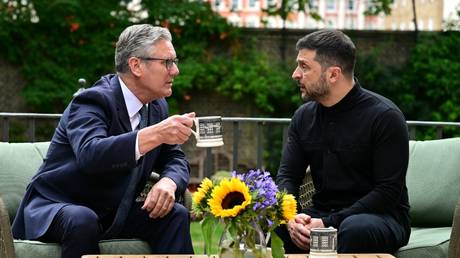 British Prime Minister Keir Starmer talks with Ukrainian leader Vladimir Zelensky on August 14, 2025 in London.