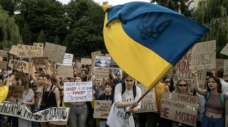 Kiev restricts mass gatherings after anti-government protests