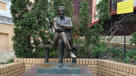 Ukraine to dismantle monument to legendary Kiev-born writer