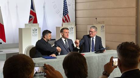 Ukraine’s Vladimir Zelensky, French President Emmanuel Macron and British Prime Minister Keir Starmer, Paris, France, January 6, 2026.