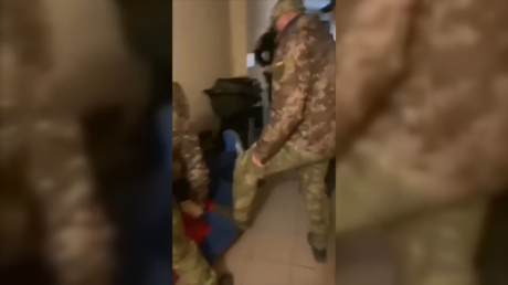 Ukrainian press gang backs off after American intervenes (VIDEO)