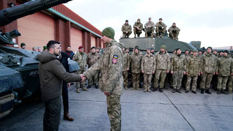 Ukraine's Vladimir Zelensky meets Ukrainian troops being trained to command Challenger 2 tanks at a military facility in UK. © Getty Images / Andrew Matthews