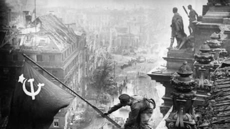 Red army soldiers raising the soviet flag over the reichstag in berlin, germany, april 30, 1945, photo taken by vladimir grebnev.