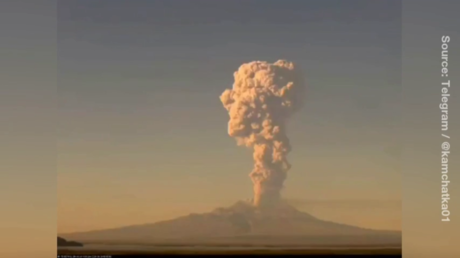 Volcano eruption triggers highest aviation alert over Russia’s Far East (VIDEO)