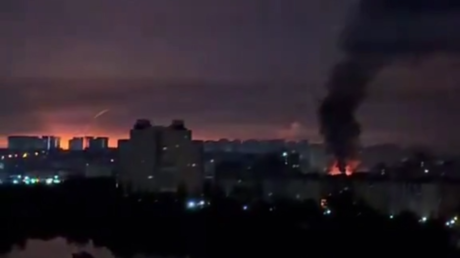 Missile barrage hits Kiev (VIDEOS)